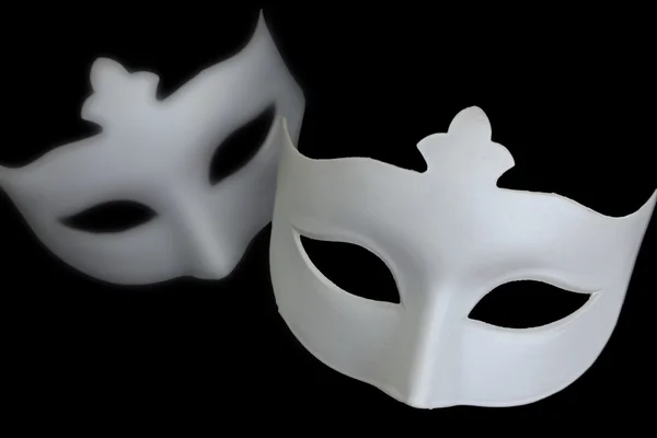 Maska biały na czarnym tle — Zdjęcie stockowe