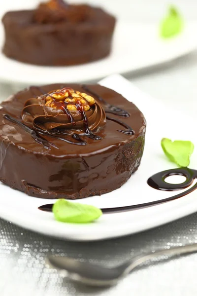 Chocolade dessert met decoratie op wit bord — Stockfoto