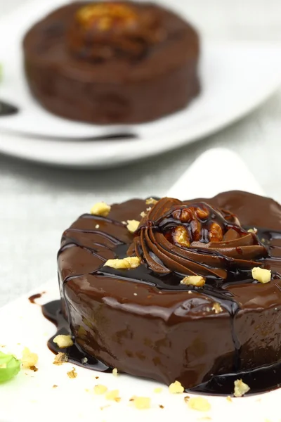 Postre de chocolate con decoración en plato blanco — Foto de Stock