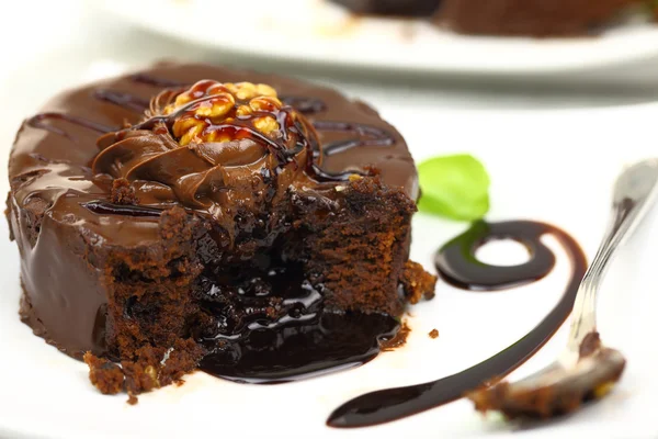 Dessert au chocolat avec chocolat fondu de l'intérieur — Photo