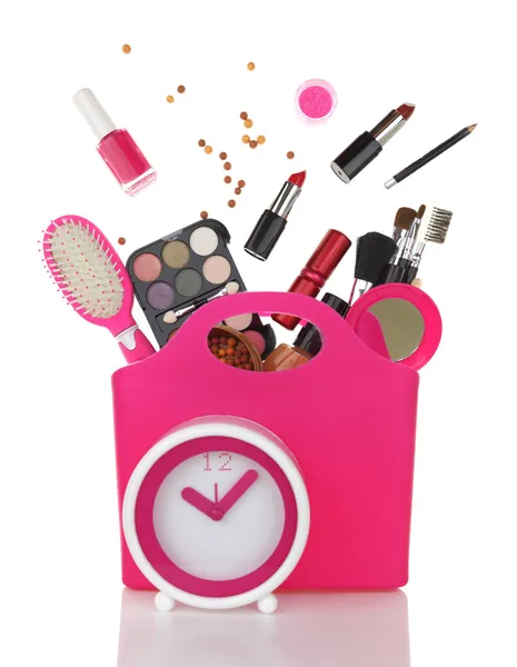 Różowy torba na zakupy i zegar z różnych kosmetyków na białym tle — Zdjęcie stockowe