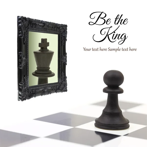 Pion regardant dans le miroir et voyant un roi . — Photo