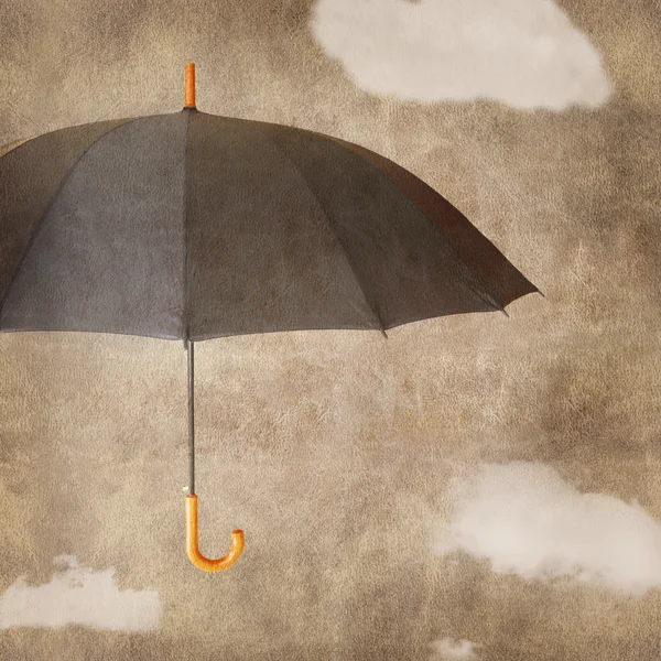 Divertido guarda-chuva no fundo grungy marrom com nuvens — Fotografia de Stock