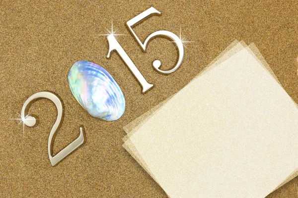 Números do ano 2015 com cartão de papel em branco na areia — Fotografia de Stock