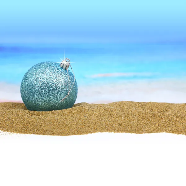 Bola de Natal na praia — Fotografia de Stock