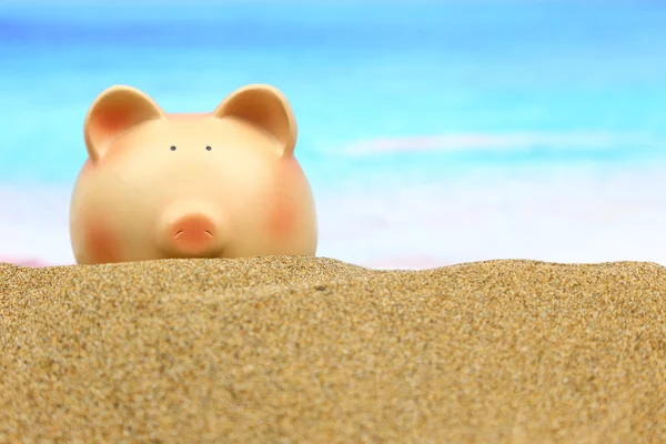 Summer Piggy Bank na praia — Fotografia de Stock