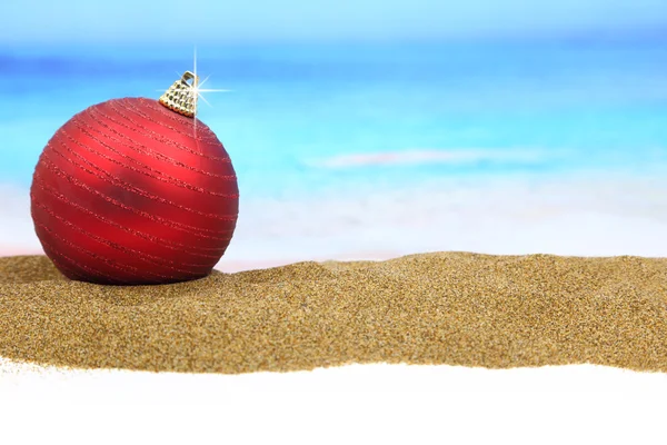 Bola de Natal na praia — Fotografia de Stock