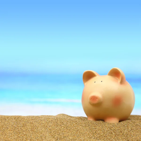 Summer Piggy Bank na praia — Fotografia de Stock