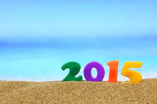 Разноцветный новый 2015 год на пляже — стоковое фото