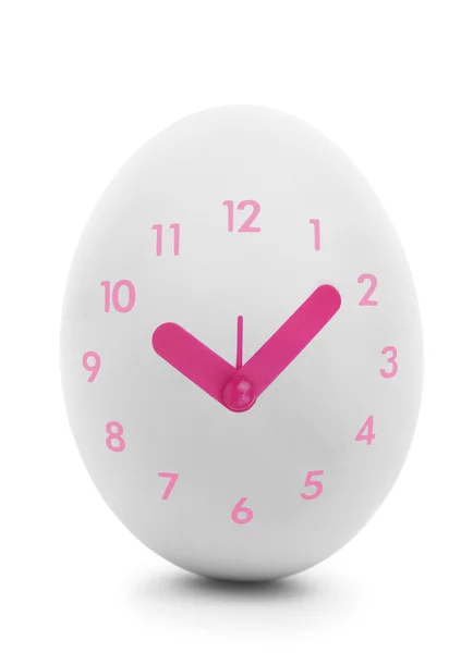 Quadrante dell'orologio rosa su uovo bianco isolato su bianco — Foto Stock