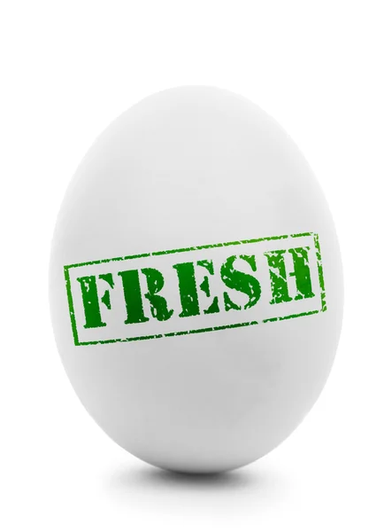Uovo bianco con etichetta grunge Fresco isolato — Foto Stock