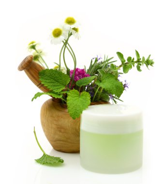 otlar ve kozmetik krem ile ahşap harç허브와 화장품 크림 나무 박격포