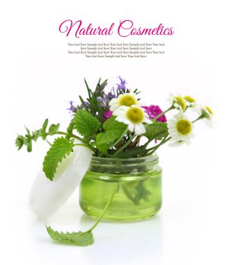 kozmetik krem kavanoz içinde otlar ile