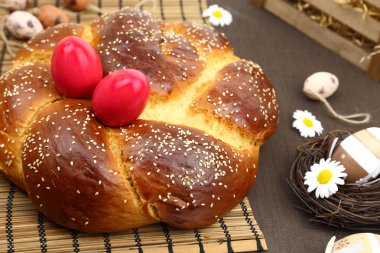Paskalya ekmek ve dekorasyon yumurta