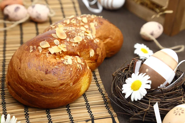 Påsk bröd och dekoration ägg — Stockfoto