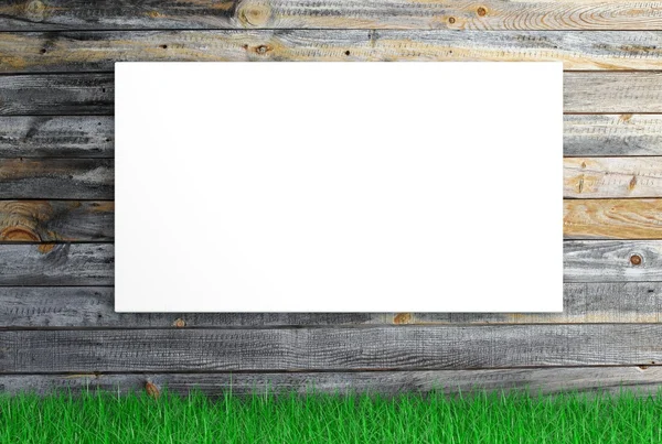 Witte leeg doek met gras op houten achtergrond — Stockfoto