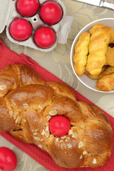 Påsk söt brioche med röda ägg och vanilj cookies — Stockfoto