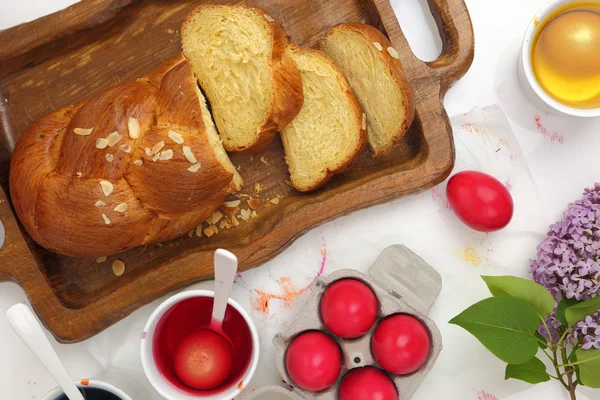 Brioche doce de Páscoa, ovos coloridos e corante líquido — Fotografia de Stock