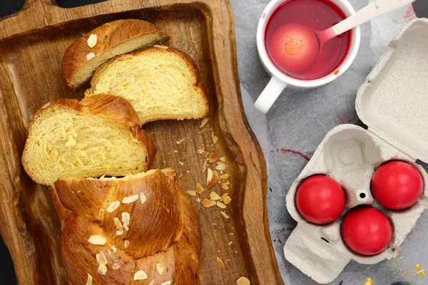 Brioche doce de Páscoa, ovos coloridos e corante líquido — Fotografia de Stock