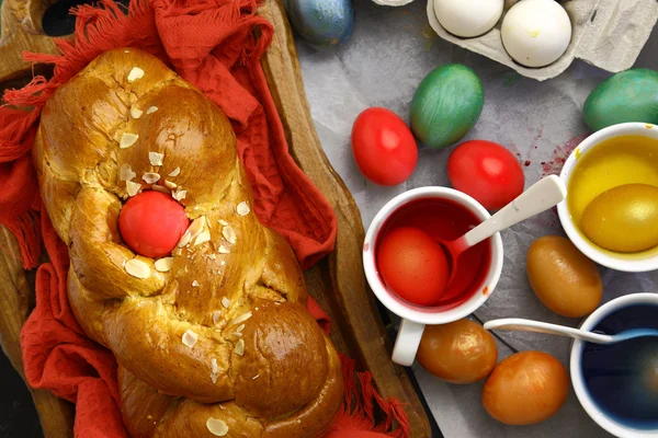 Huevos de Pascua coloreados y colorantes líquidos — Foto de Stock