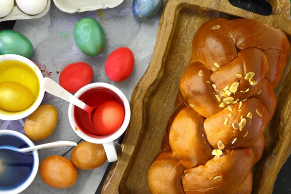Ovos de Páscoa coloridos e corantes de cor líquida — Fotografia de Stock