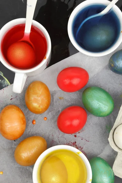 Huevos de Pascua coloreados y colorantes líquidos — Foto de Stock