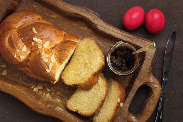 Brioche doce de Páscoa em bandeja de madeira — Fotografia de Stock