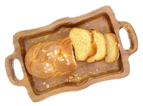 Süßes geflochtenes Brioche-Brot auf Tablett isoliert auf weiß — Stockfoto