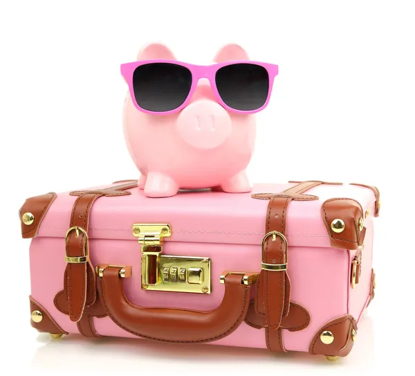 Valigia rosa con salvadanaio in occhiali da sole isolati — Foto Stock