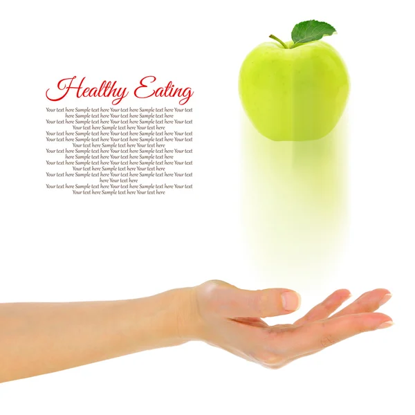 白で隔離される新鮮な緑のリンゴと女性の手 — ストック写真