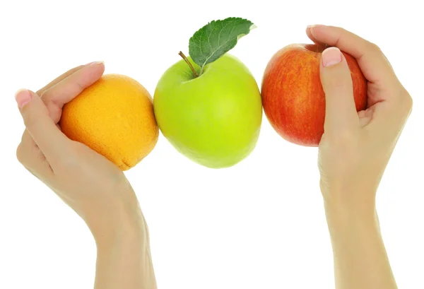 Manos femeninas con una fila de frutas frescas y coloridas — Foto de Stock