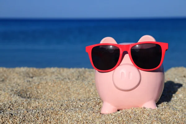 Summer piggy bank on the beach — Stock Photo, Image