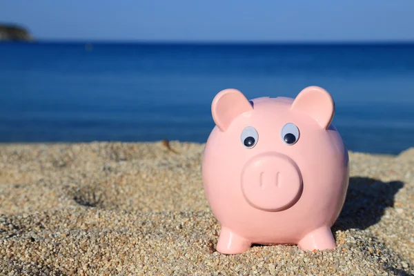 Summer Piggy Bank na praia — Fotografia de Stock