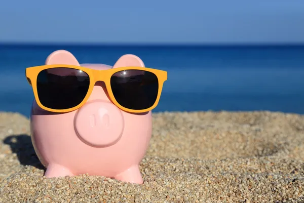 Summer Piggy Bank na praia — Fotografia de Stock