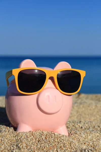 Summer Piggy Bank na praia — Fotografia de Stock