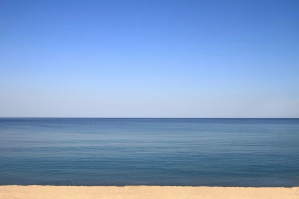 Vista panoramica dell'orizzonte in riva al mare — Foto Stock