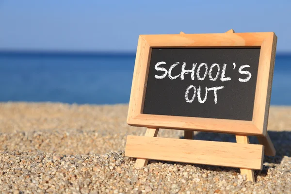 Blackboard with School's out text on the beach — Stock Photo, Image