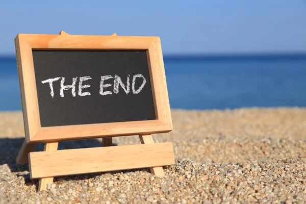Tábla "vége" szöveggel, a strandon — Stock Fotó