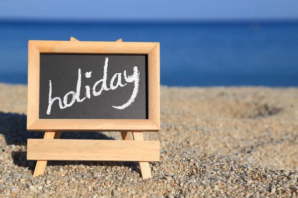 Quadro negro com texto de férias na praia — Fotografia de Stock
