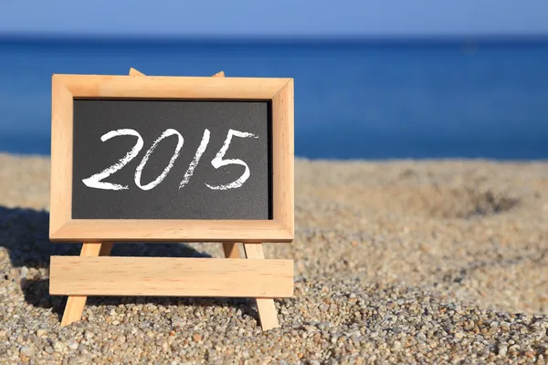 Quadro negro com texto de 2015 na praia — Fotografia de Stock