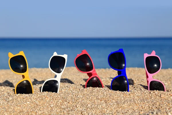 Коллекция солнечных очков на пляже — стоковое фото