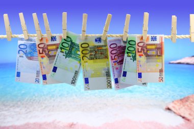clothesline plaj önünde asılı banknotlar