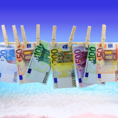 clothesline plaj önünde asılı banknotlar
