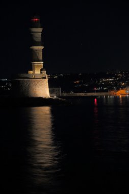 Deniz feneri ve Chania şehir ışıkları gece ile