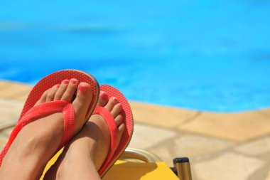 kadın ayakları ile flip floplar havuz başında
