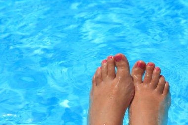 su içinde ıslak kadın ayakları