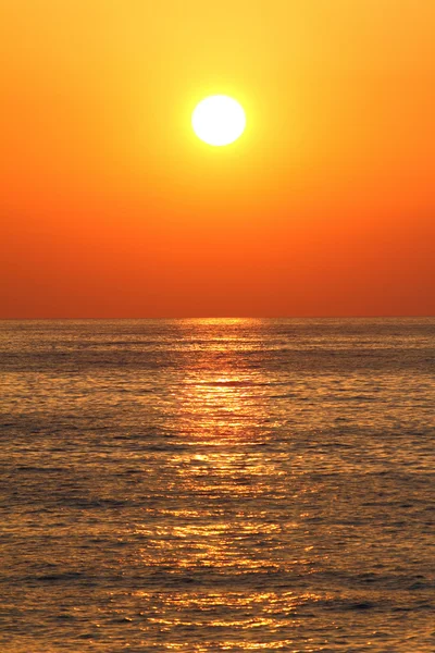 ビーチで濃いオレンジ色の夕日 — ストック写真