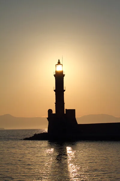 Deniz feneri siluet günbatımı Hanya, Girit — Stok fotoğraf