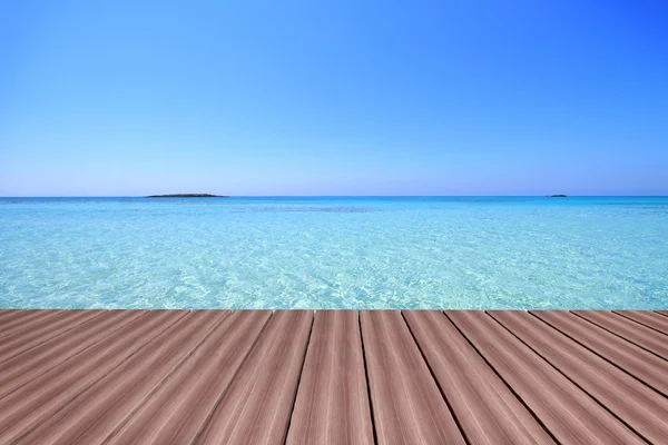 Deck de madeira com águas de cor turquesa e céu — Fotografia de Stock