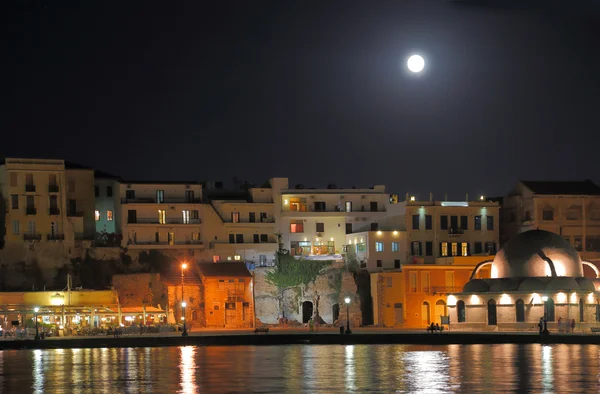 Chania stad natten sköt med moonlight — Stockfoto